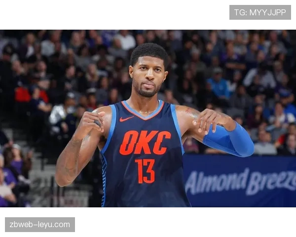 保罗·乔治买菜也得人帮拿袋,不愧是球场外的普通人版本