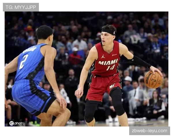 希罗转为无球跑位接球三分拉开防守缓解巴特勒压力